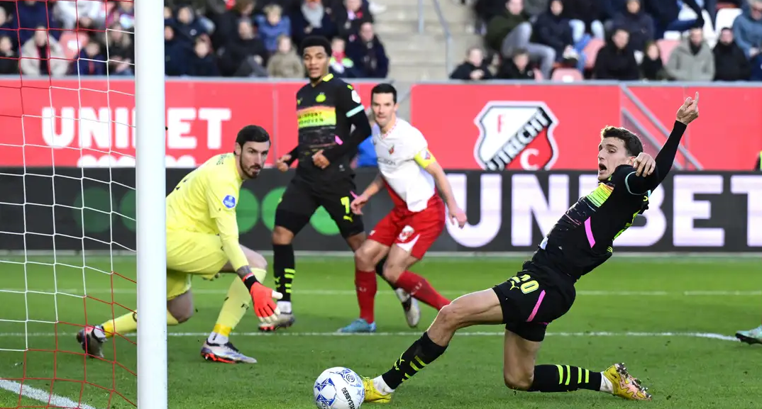 FC Utrecht vs PSV Eindhoven (18:15 – 01/12) | Xem lại trận đấu